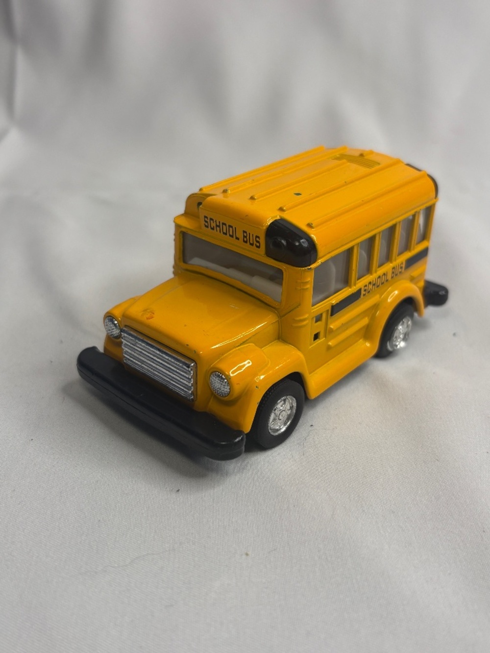 Kintoy Yellow School Bus Diecast Model Toy bus pull back toy
